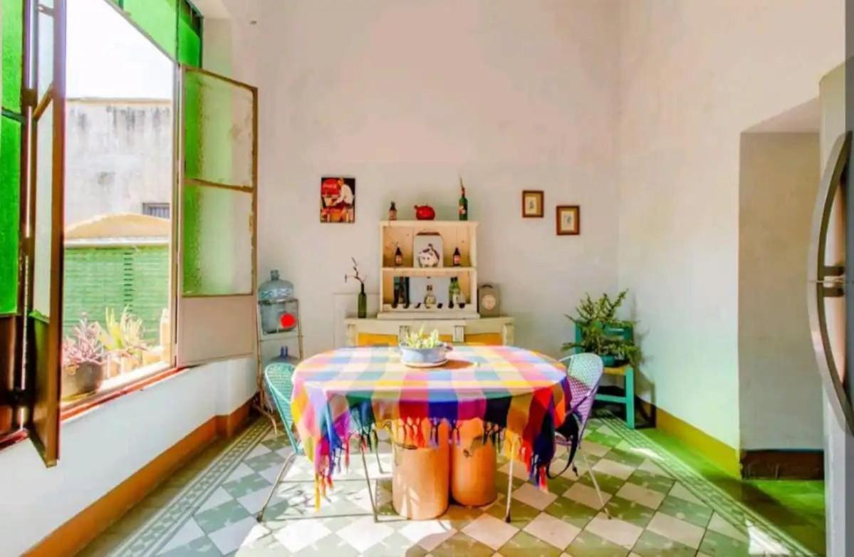 1 Guadalajara Corazon Del Centro Historico Hospedate En Una Casa Antigua En Una Habitacion Sencilla Con Areas Comunes Y Banos Compartidas Eksteriør billede