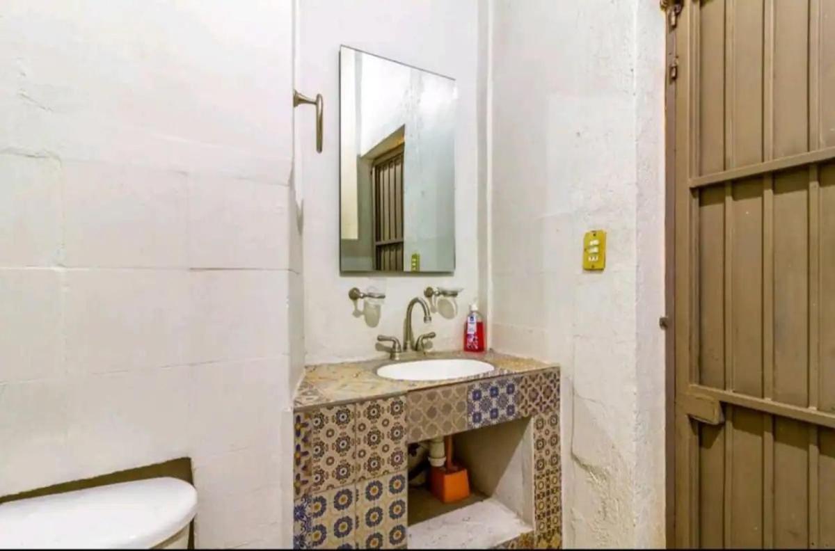 1 Guadalajara Corazon Del Centro Historico Hospedate En Una Casa Antigua En Una Habitacion Sencilla Con Areas Comunes Y Banos Compartidas Eksteriør billede