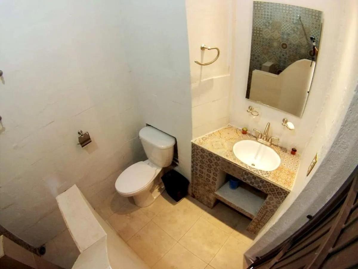 1 Guadalajara Corazon Del Centro Historico Hospedate En Una Casa Antigua En Una Habitacion Sencilla Con Areas Comunes Y Banos Compartidas Eksteriør billede